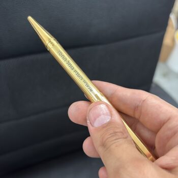 עט זהב עם חריטה אשרי העניו גומל החסד