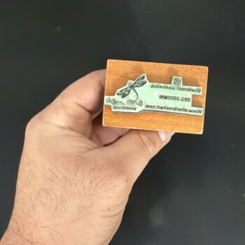 דוגמא של גומי על חותמת עץ