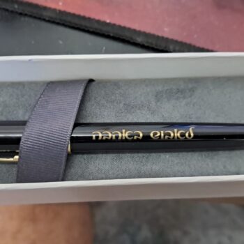 עט שחור עם חריטה לאבוש באהבה