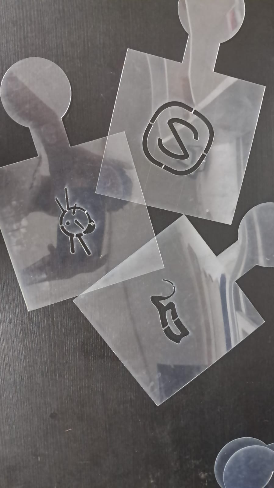 שבלונות לקפה של לוגואים שונים עשוי מיילר