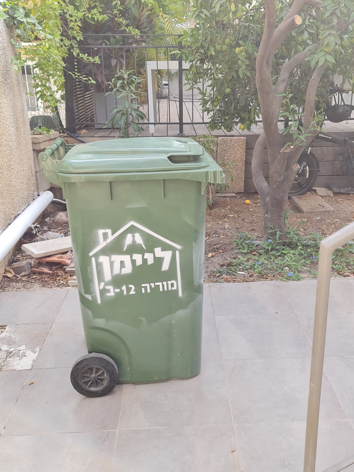 תוצאה של שבלונה עם לוגו וכתובת על פח ירוק-1