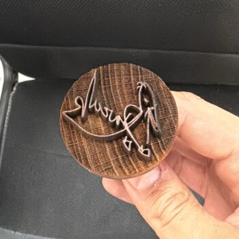 דוגמא של חותמת קרמיקה מעץ גרפיקה מורכבת