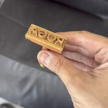 חותמת קרמיקה עם לוגו מיוחד של אותיות